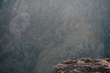 Yeşil arkaplanlı yaz dağları