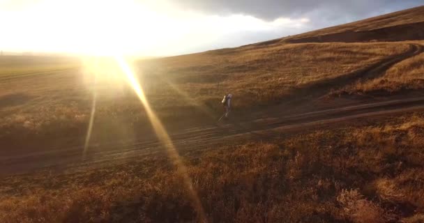 Unterwegs Die Berge Bei Sonnenuntergang — Stockvideo