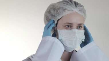 Grip, koronavirüs, ebola, tüberküloz gibi hava yoluyla bulaşan solunum hastalıklarından korunmak için kadın hemşire N95 maskesi takıyor.