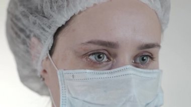 Grip, koronavirüs, ebola, tüberküloz gibi hava yoluyla bulaşan solunum hastalıklarından korunmak için kadın hemşire N95 maskesi takıyor.