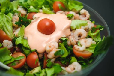 Karides ve fasulye salatası. Yukarıdan bak, en iyi stüdyo çekimi.