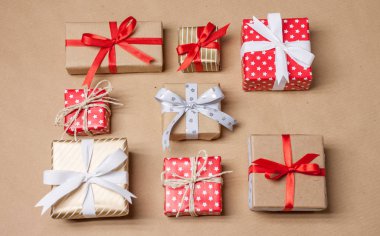 Noel hediyelerini Kraft kağıt koydu