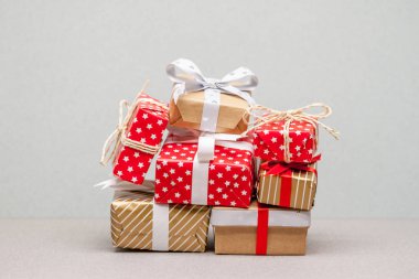 büyük Noel hediyeleri yığını