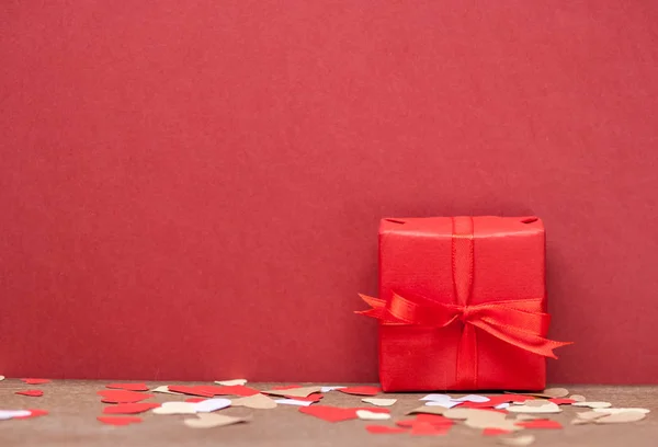 Κόκκινο δώρο κουτί και χαρτί καρδιές — Φωτογραφία Αρχείου