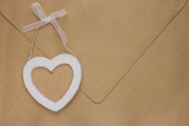 Zarf arka plan üzerinde ahşap kalp