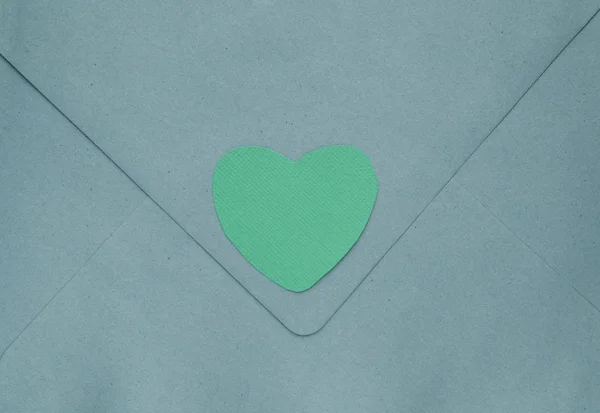 Niebieskie serce na tle koperty — Zdjęcie stockowe