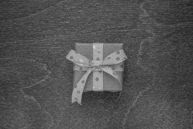 siyah beyaz bir küçük Noel hediye