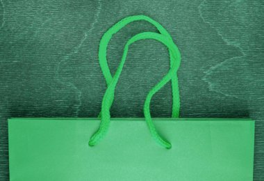 üst kısmındaki yeşil kağıt torba