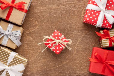 ahşap arka plan üzerinde farklı hediyeler