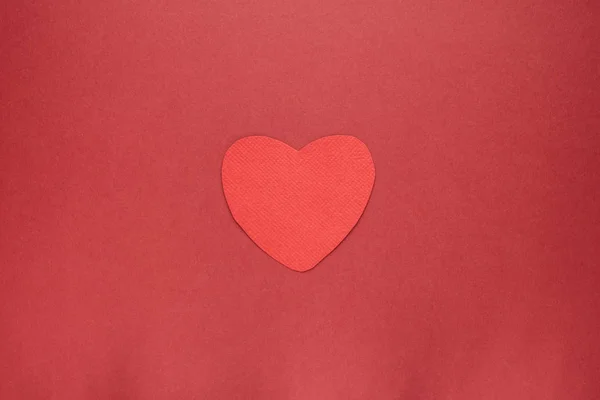 Coeur rouge sur fond de papier — Photo