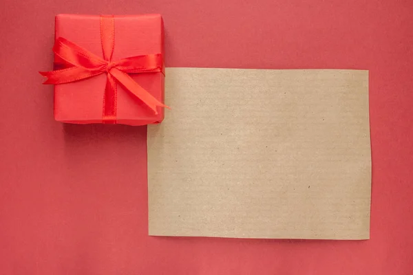 Κόκκινη συσκευασία δώρου σε φόντο του χαρτιού — Φωτογραφία Αρχείου