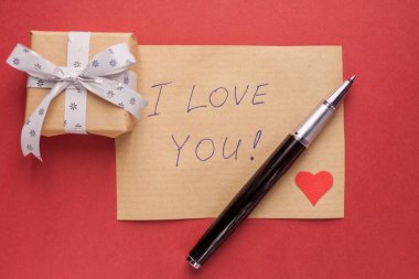 hediye kutusu ve itiraf mektubu