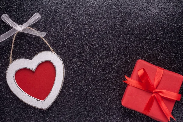 Trä hjärta och röda gåva — Stockfoto