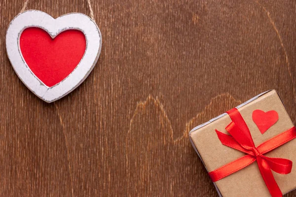 Corazón de madera y caja de regalo —  Fotos de Stock