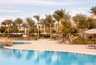havuzları ve avuç içi Mısır resort