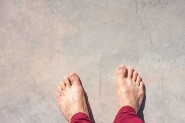 beton yüzey üzerinde yalınayak