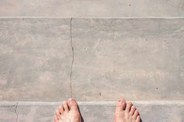 beton yüzey üzerinde yalınayak