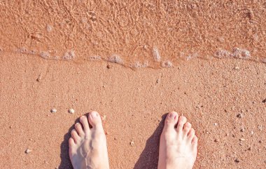 kum üzerinde yalınayak