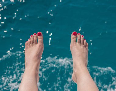 wooman ayakları üzerinde deniz arka plan