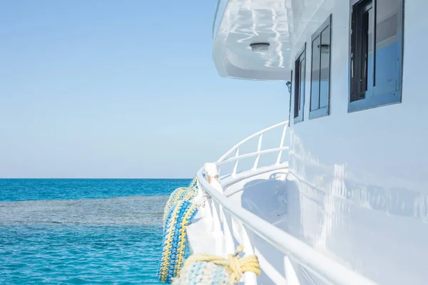 White yacht moving forward — Stock Photo, Image