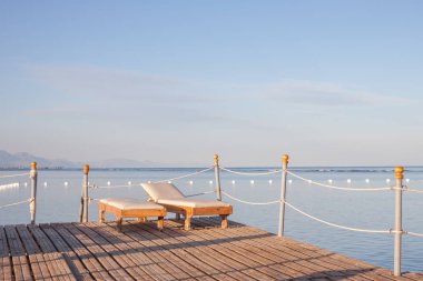 şezlong ile ahşap iskele