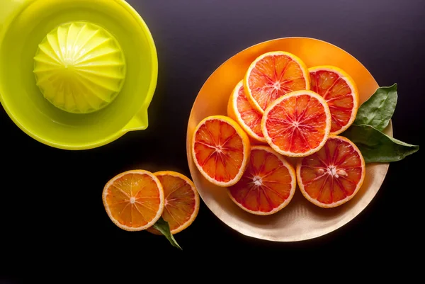 Oranges siciliennes rouges et pressoir — Photo
