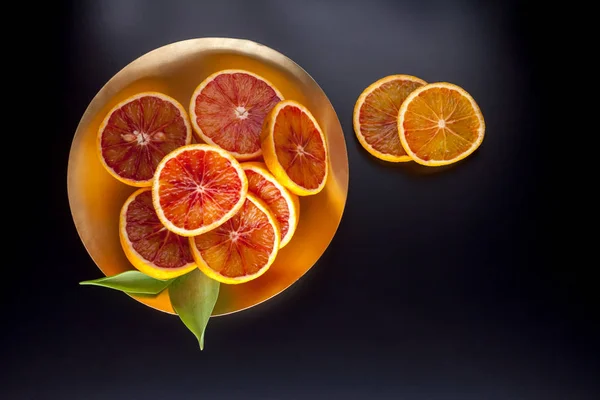Oranges siciliennes rouges sur l'assiette — Photo