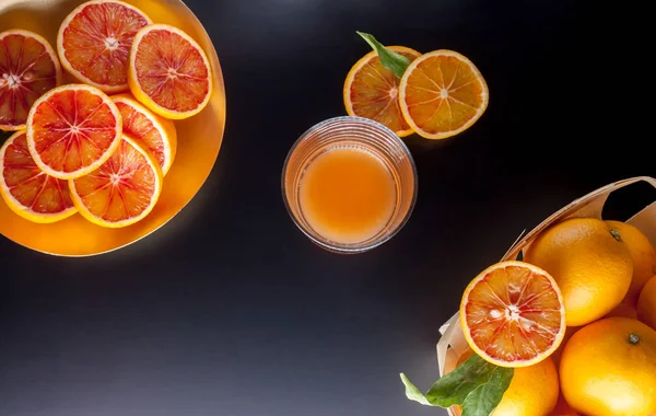 Naranjas y vidrio siciliano rojo — Foto de Stock