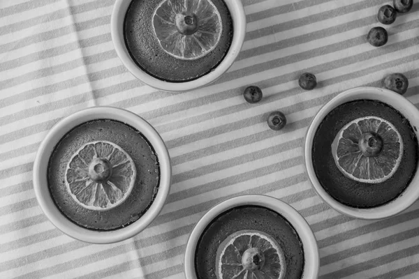 Fekete-fehér házi készítésű desszertek — Stock Fotó