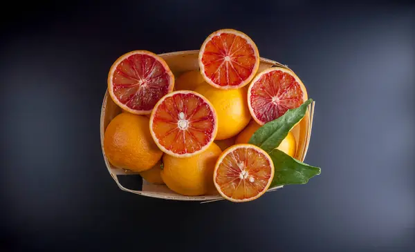 Panier avec oranges rouges — Photo