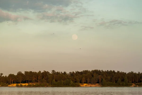 Solnedgång landskap månen över floden — Stockfoto