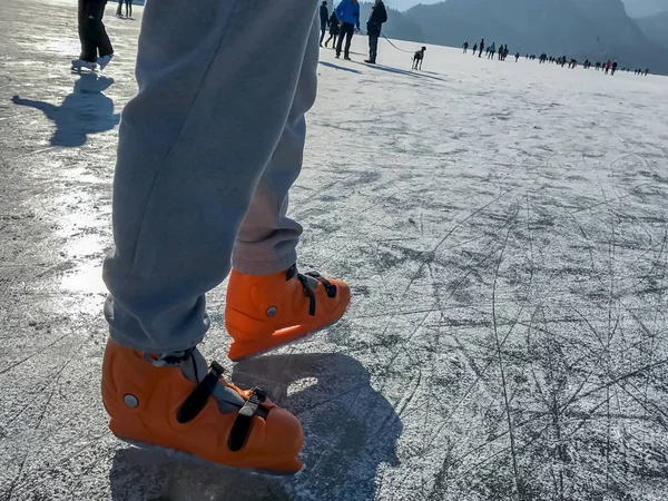 Piernas masculinas patinaje sobre hielo —  Fotos de Stock