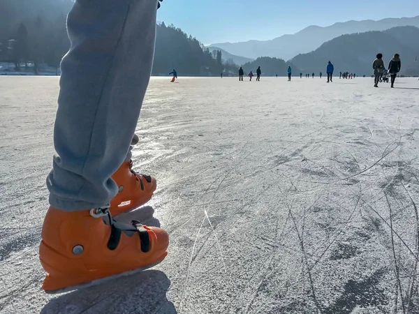 Piernas masculinas patinaje sobre hielo —  Fotos de Stock