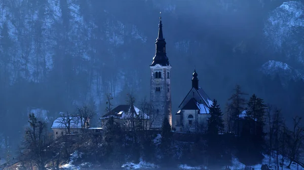 Темная церковь на холме — стоковое фото