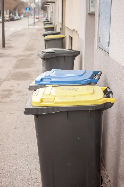 ayakta bina boyunca çöp kovaları