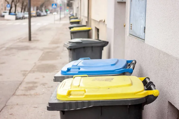 ayakta bina boyunca çöp kovaları