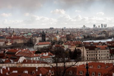 Prag kırmızı çatılar panoramik manzaraya