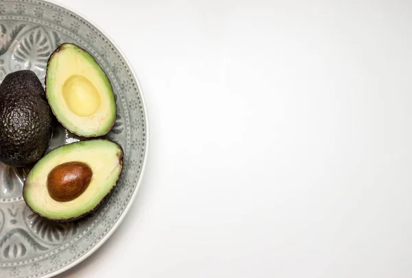 Aguacate en hermoso plato gris — Foto de Stock