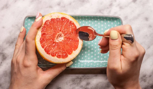Red grapefruit rectangular plate and spoon — Stock Photo, Image