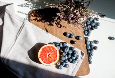 Natürmort yaban mersini greyfurt ve çiçek