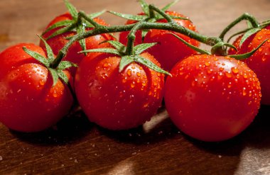 ahşap arka plan üzerinde taze Olgun Kiraz domates