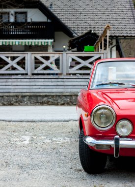 kırsal kesimde kırmızı retro araba