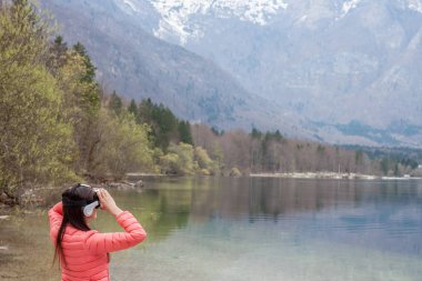 VR gözlüklü genç kadın.