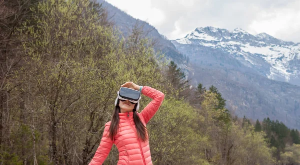 Giovane donna in VR occhiali — Foto Stock