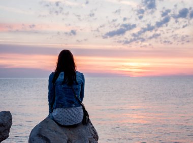 Sunset horizon adlı arıyorum deniz kadın üzerinde