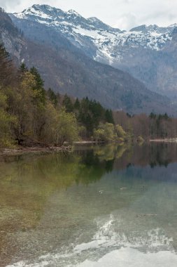 güzel göl Dağları kar yansıma altında