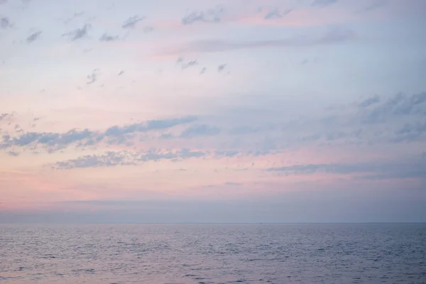 Adriyatik Denizi üzerinde renkli günbatımı