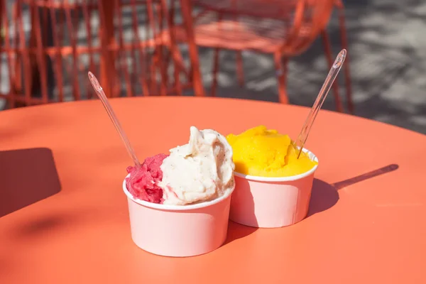 Морозиво в паперових стаканчиках апельсиновий стіл — стокове фото