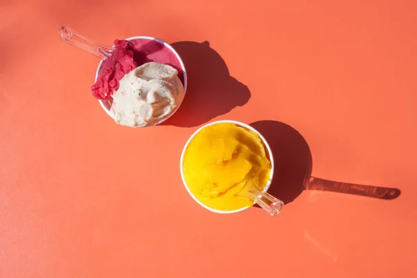 Морозиво в паперових стаканчиках апельсиновий стіл — стокове фото
