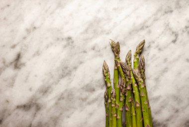 Mermer zemin üzerine taze kuşkonmaz